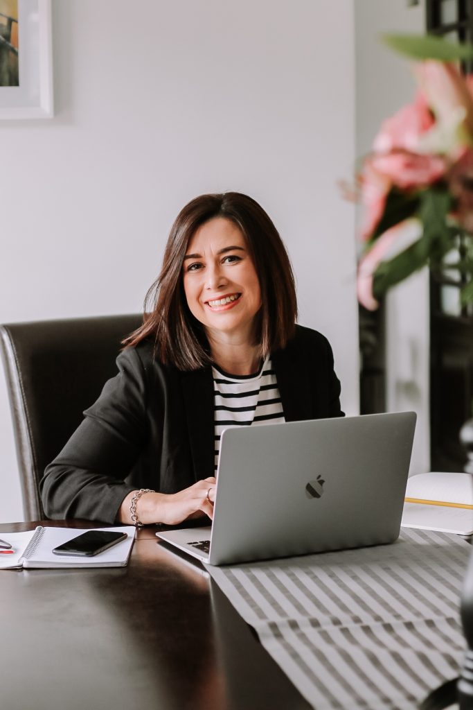 Nicki JvV Expert LinkedIn Writer